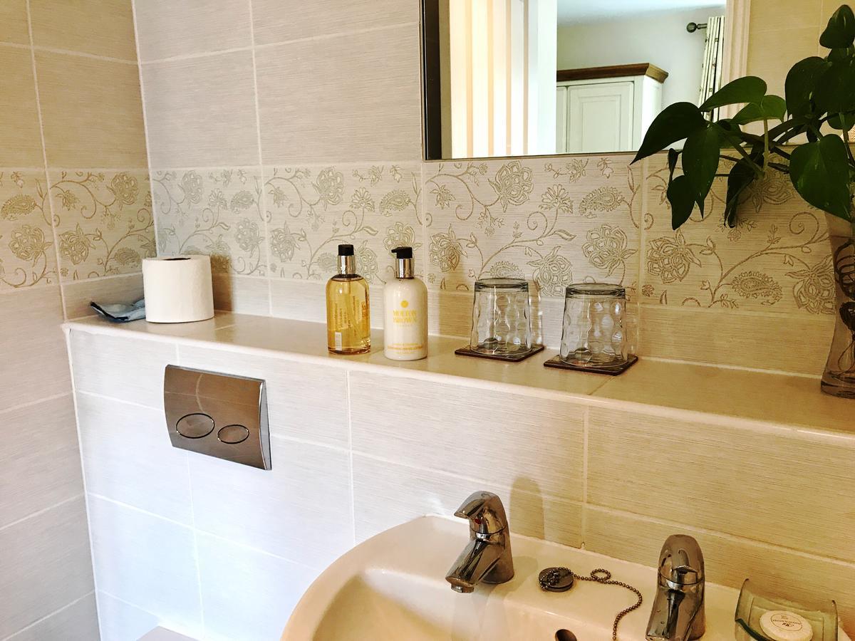 Moon House Bed & Breakfast Witney Ngoại thất bức ảnh